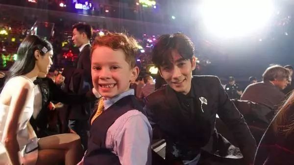 朱一龙无视迪丽热巴古力娜扎却专注另一人,而