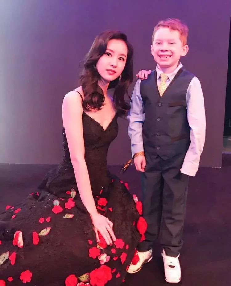 朱一龙无视迪丽热巴古力娜扎却专注另一人，而他拍戏供继母整形?