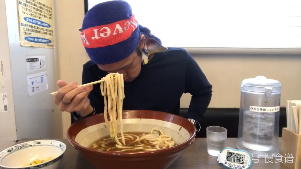 日本大胃王挑战吃15斤拉面,越吃越扎心,差点崩