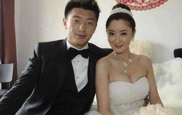 中场球员朴成的妻子裴慧善,长相漂亮很