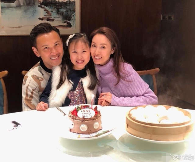 林文龙郭可盈带女儿去日本旅游为其庆生 一家