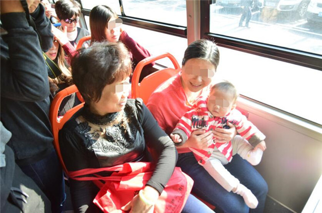公交车上宝宝哭闹不止,妈妈喂她吃棒糖,乘客看