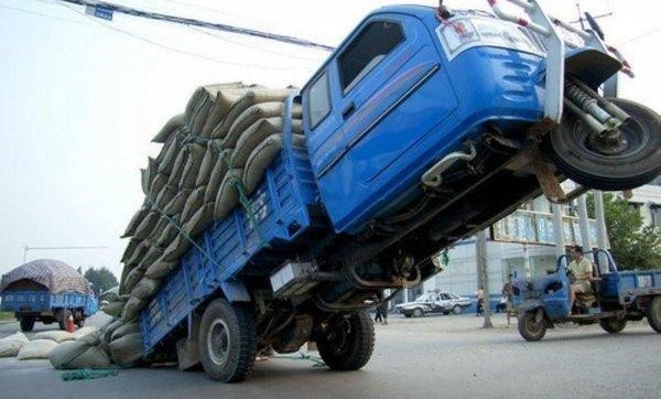 出门遇车祸猜成语_看图猜成语