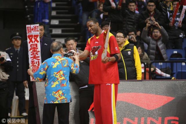 他是年过80的青岛第一篮球迷 用12年诠释何为