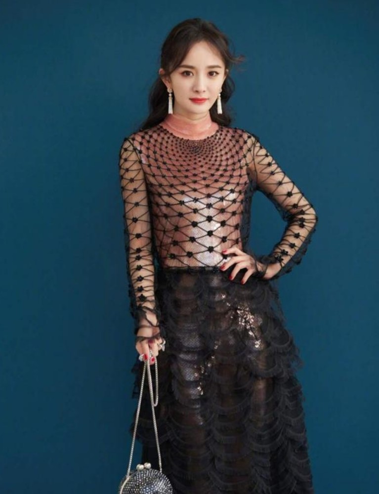 杨幂的鱼鳞装你给打几分,全身黑色诱惑十足,网