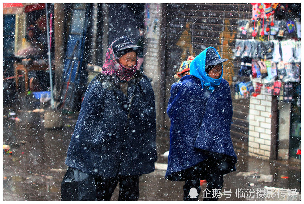 下雪天去大凉山拍彝族的人文图片"察尔瓦"和披毡很有民族特色