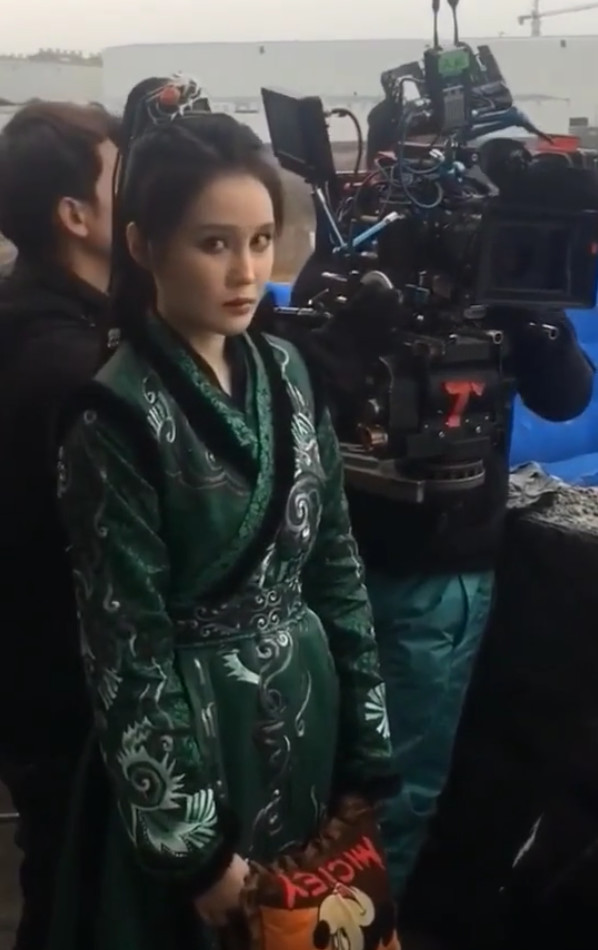 赵本山女儿片场拍戏,穿着单薄手拿暖宝宝,黑眼