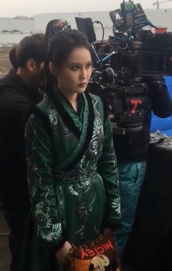 赵本山女儿片场拍戏,穿着单薄手拿暖宝宝,黑眼