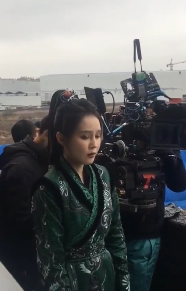 赵本山女儿片场拍戏,穿着单薄手拿暖宝宝,黑眼