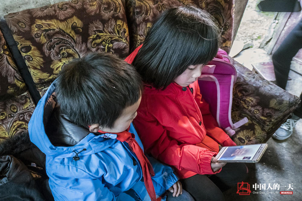 留守孩子穿上新冬衣 视频那头许久未见的爸爸