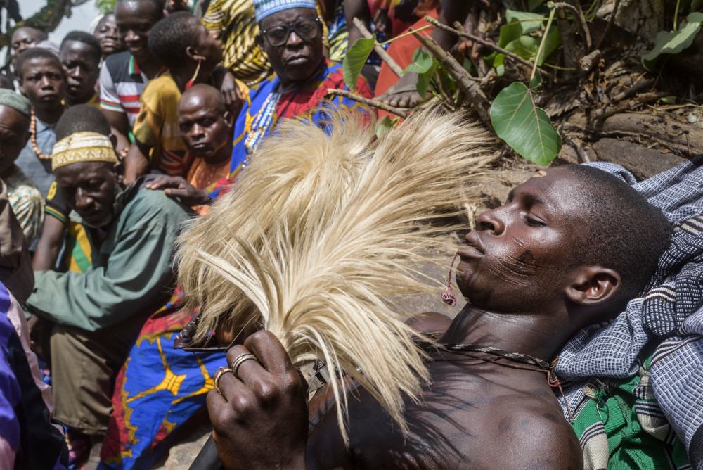 非洲男性传统割礼,只需一把快刀,全村人围观