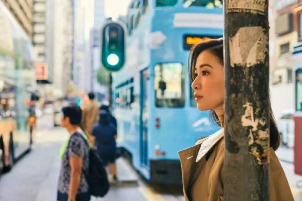 佘诗曼因为网红滤镜火了!拍大片,穿搭风格港味