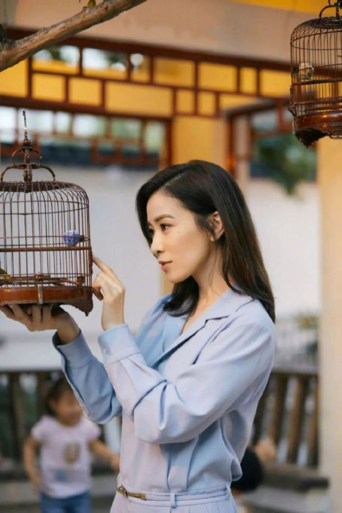 佘诗曼因为网红滤镜火了!拍大片,穿搭风格港味