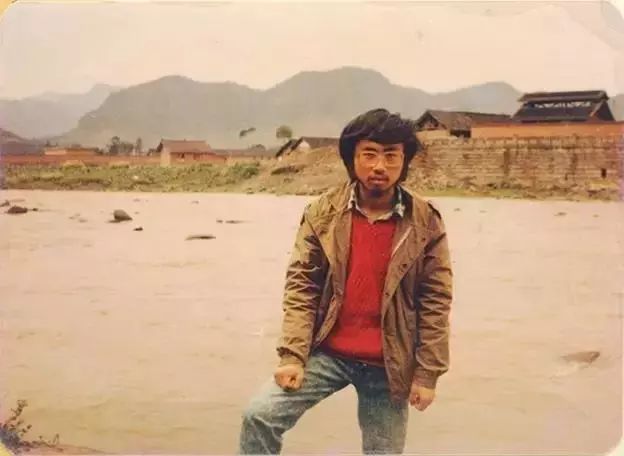 海子:10岁上高中,15岁考入北大,25岁卧轨自杀,留下9字