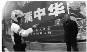 男子挥刀暴力抗法沈阳交警果断制止教科书式