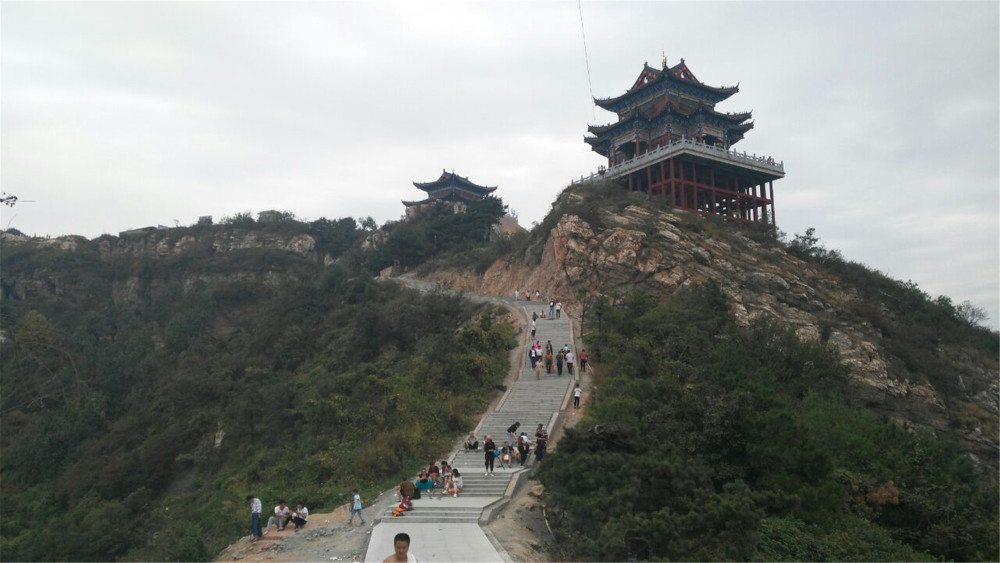 最后一页 被誉为道教三顶之"铁顶"的老乐山,位于河南省驻马店市确山