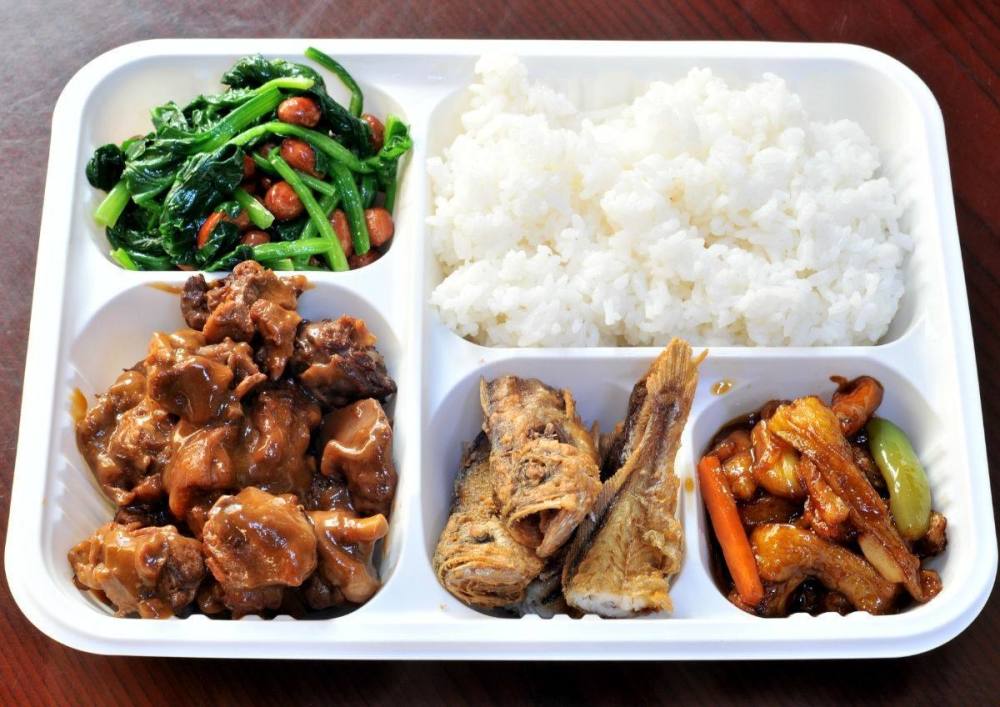 同样是午饭,自己的VS打工父母的,感动了多