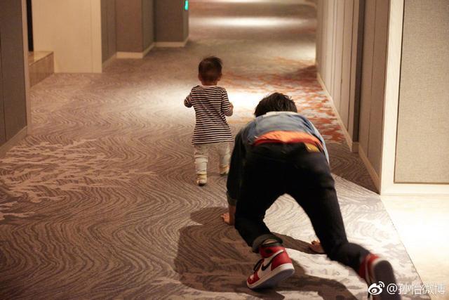 孙怡晒女儿玩耍萌照,调侃大福小姐迷上捡垃圾