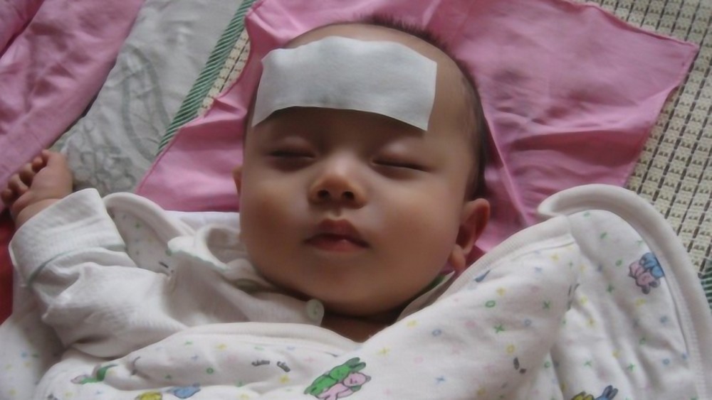 宝宝吃了退烧药,还是不退烧?医生教你做好这2