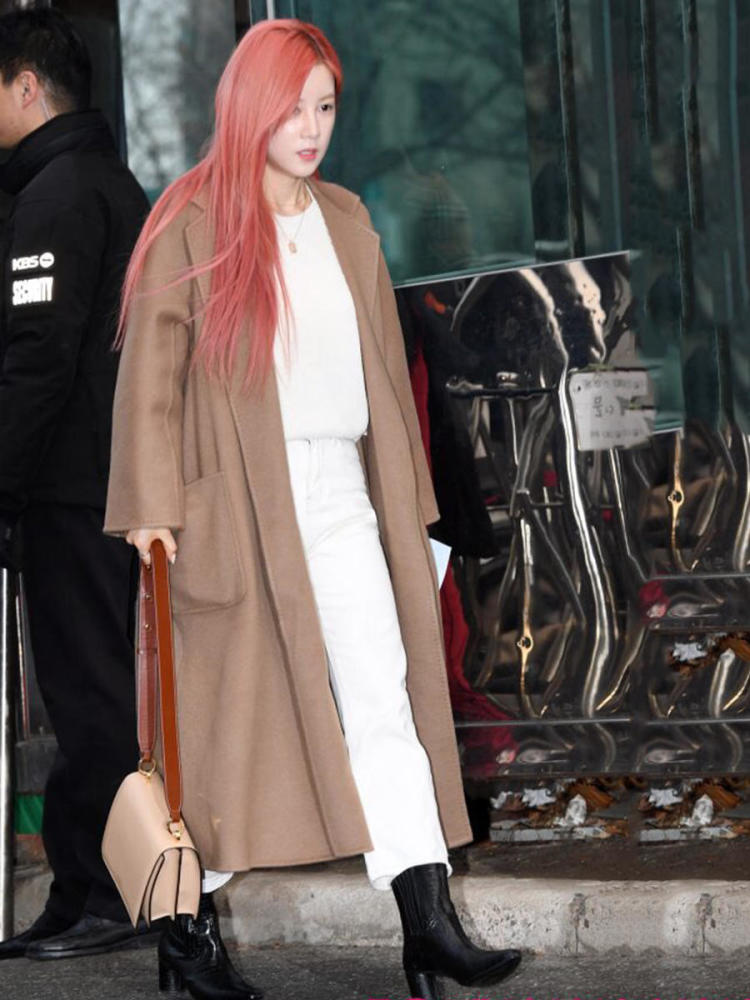 韩国女团Apink上班,一个比一个保暖,五颜六色居