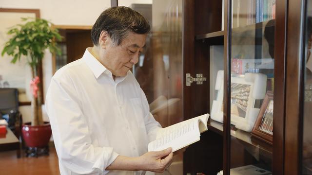 为借钱创业,在银行门口等行长足足等了7天,今