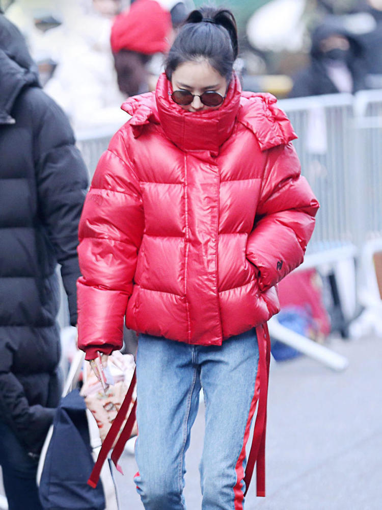 孙娜恩穿红棉袄,把自己裹成熊居然也不丑,却被