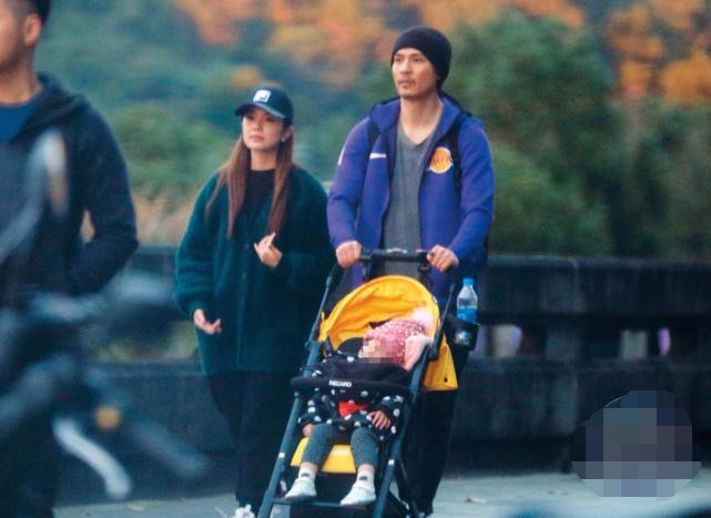 周渝民一家三口首度同框,仔仔推着婴儿车将老