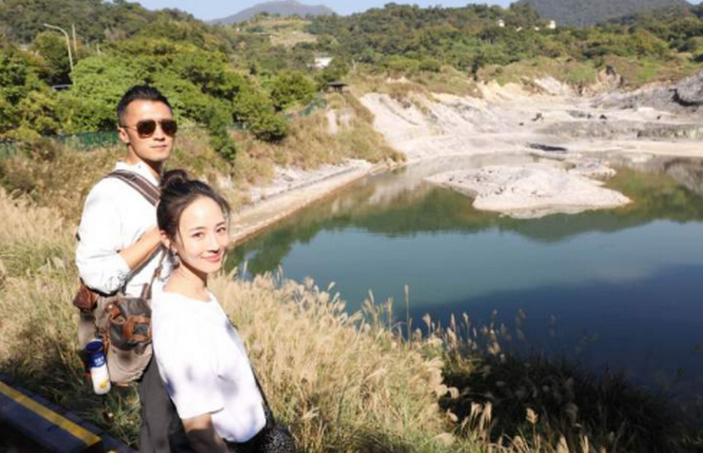 张钧宁上谢霆锋节目被实力宠溺 泡泡拍脸上霆