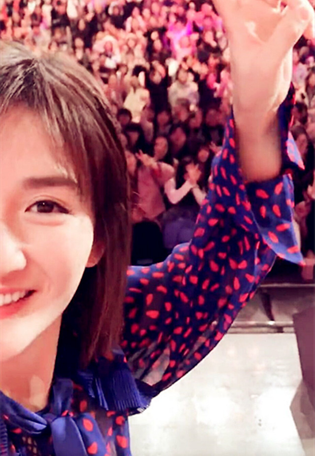 谢娜发布录制《快本》视频心情大好,颜值最高