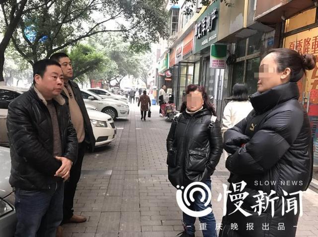 宝马交5元停车费停7小时,收费员下班时把车锁