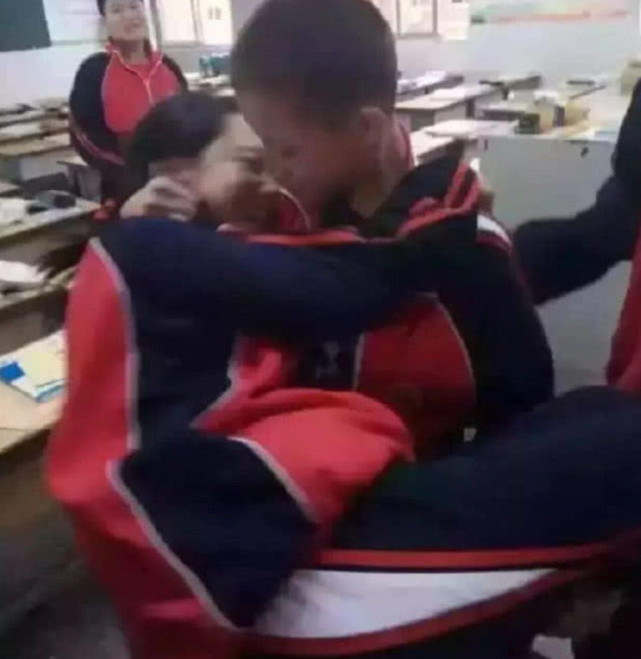 小学生"早恋",在教室都干了啥,看到最后一张直接忍不