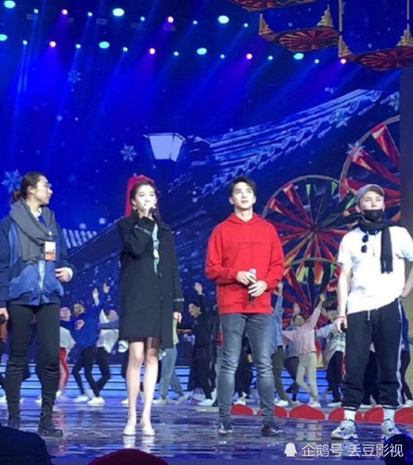 杨紫关晓彤春晚彩排路透曝光,关晓彤大长腿吸