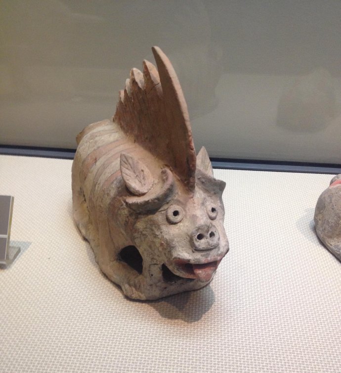 这一马头出土于四川省三星堆博物馆,它有着惊恐愤怒的表情,大张着嘴