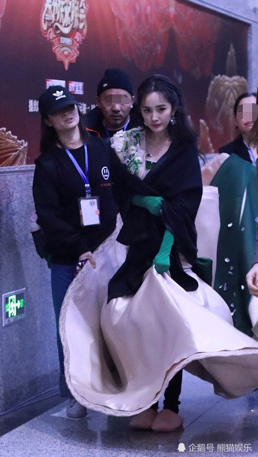 杨幂零下9℃穿抹胸裙彩排,5位助理帮提裙,脚踩