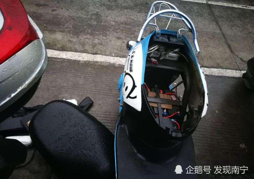 凌晨4点!南宁十几辆电车被偷电瓶,警方介入