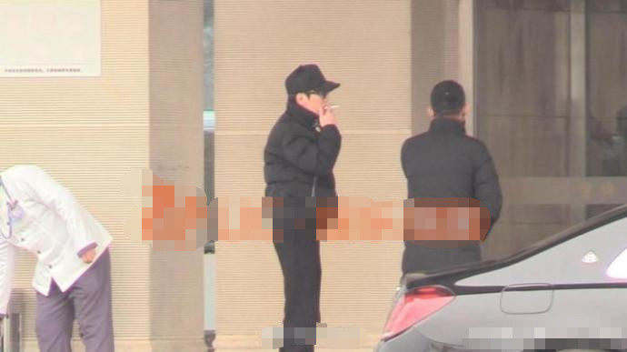 官宣夫妇现身机场,冯绍峰为保护怀孕的赵丽颖