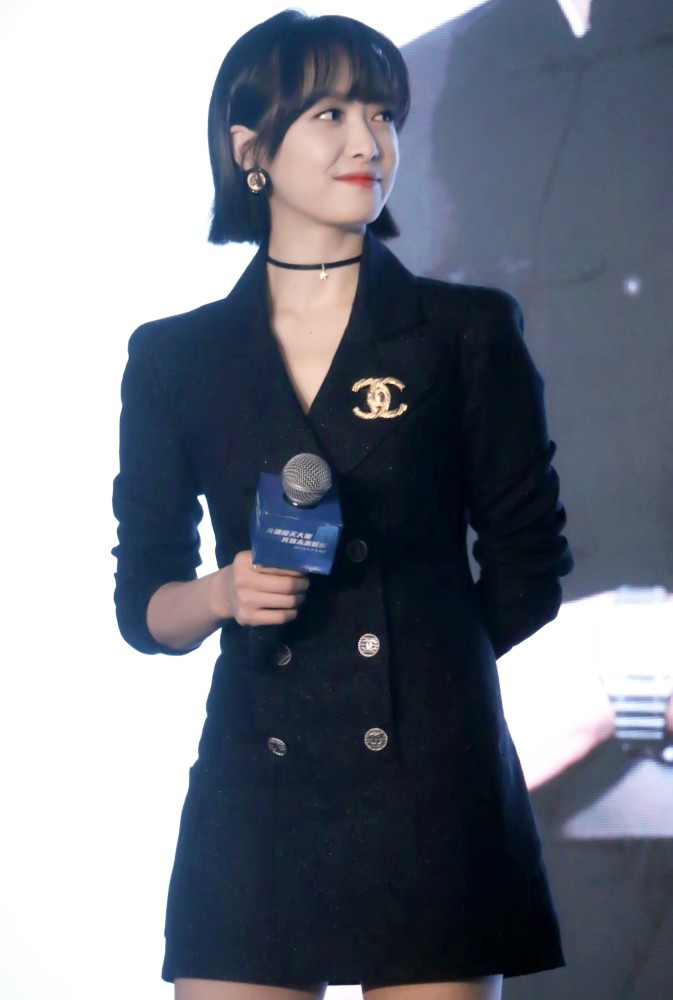 宋茜剪了齐刘海真好看,搭配齐脖短发清新又俏