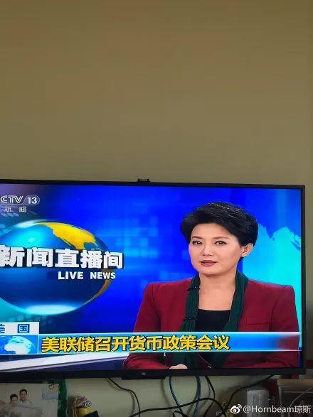 有网友在微博上@新闻直播间,请求节目组能够申请点经费,为主持人梁艳