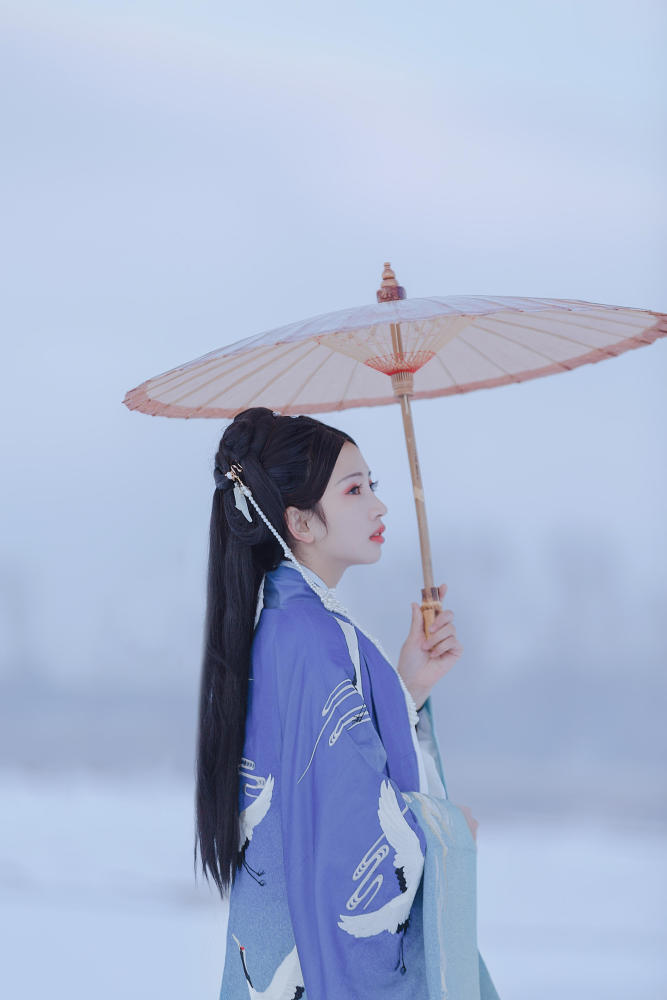 小姐姐在雪地里拍古风,网友:穿那么少不冷吗?