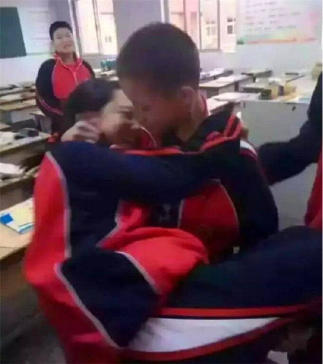它出自一个小学生的某音账号,视频里是一对"早恋小学生"秀恩爱,网友