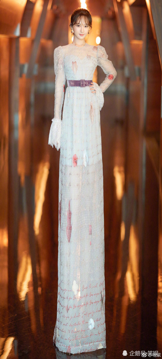 和关晓彤同台被嘲腿短,杨紫晒全身裹羽绒大衣