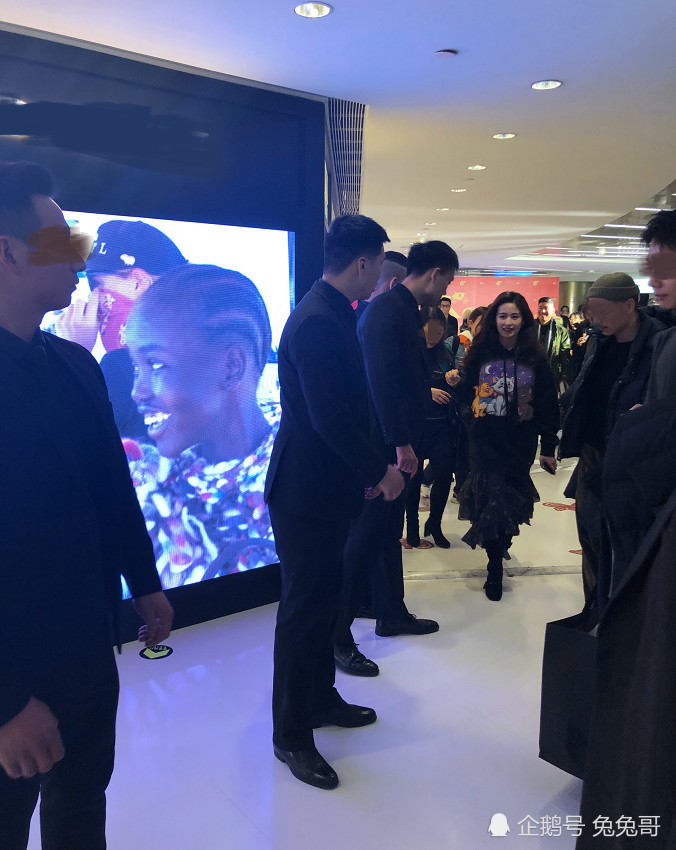 儿穿卡通卫衣现身被偶遇,路人视角下美得看不