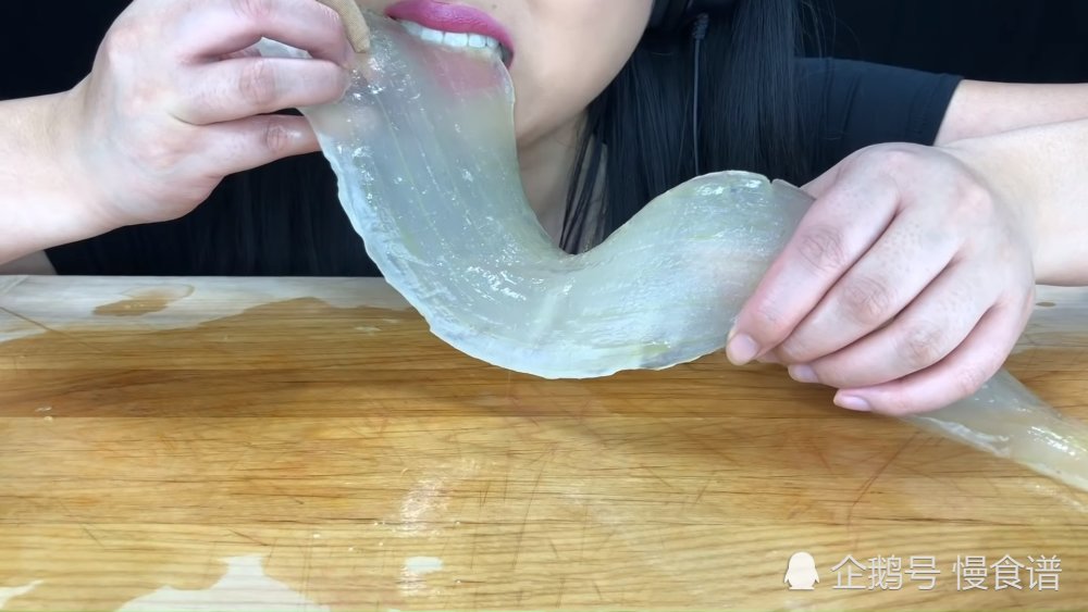 小姐姐直播吃生肉,一开始以为是生鱼片,看到