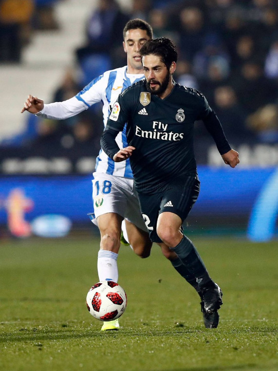 皇马无锋阵遭爆锤 仅靠18岁菜鸟强撑 本泽马伤