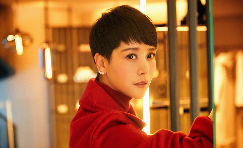 海清剪短发真减龄，穿红色连衣裙明媚似少女，40岁嫩回了20岁