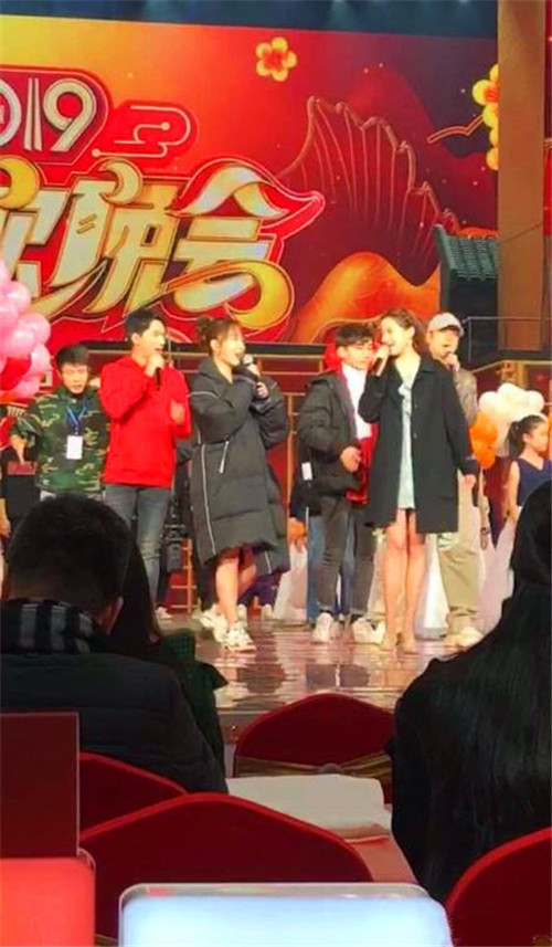 杨紫关晓彤同台春晚彩排现场,关晓彤的腿逆天