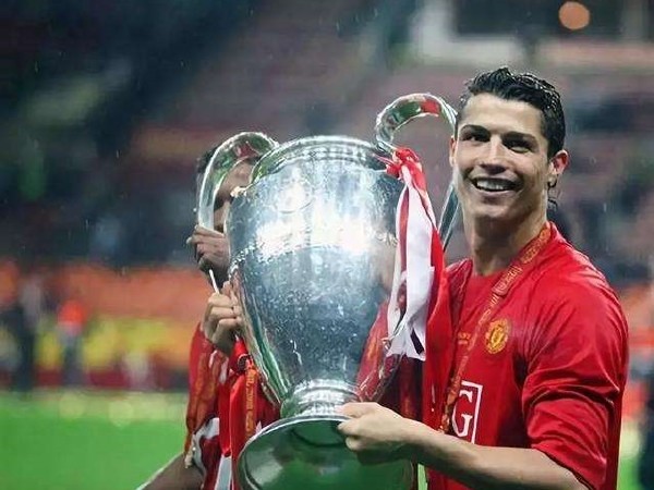 C罗成足坛最大锦鲤!生涯27冠+决赛10连杀 征