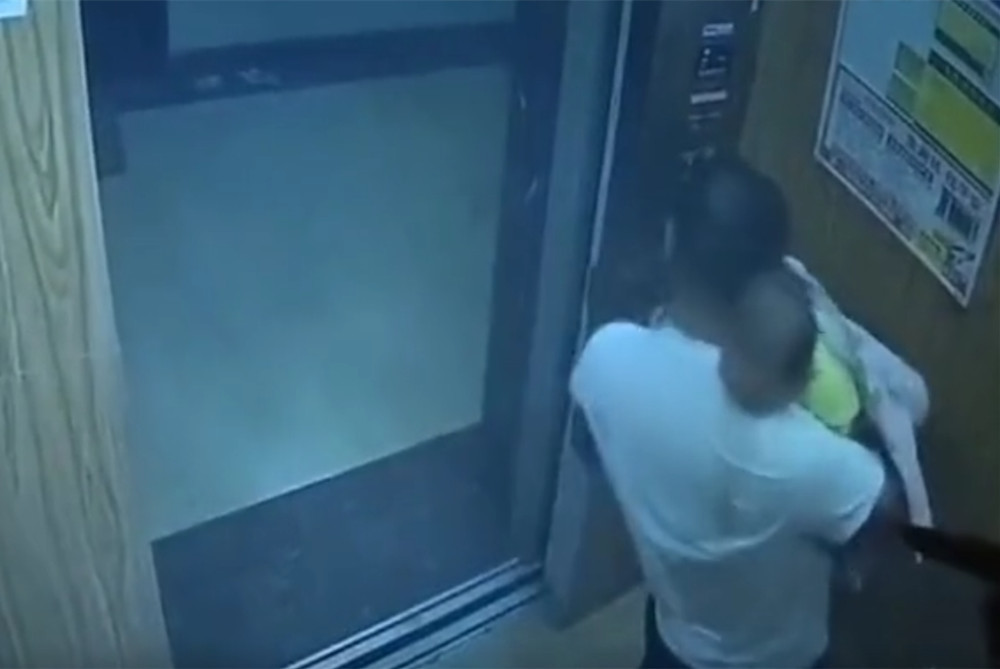 1岁宝宝半夜发烧抽搐,多亏好心人送到医院,医