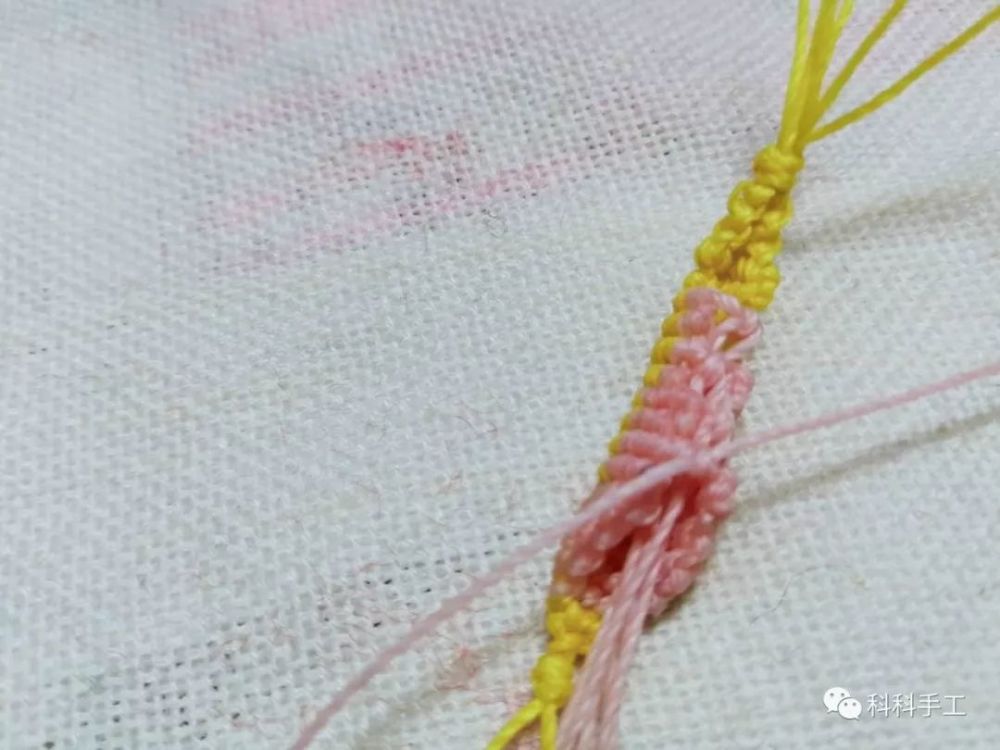 最后一层的反斜卷结编完后,这两根余线要剪断烧融固定一下.