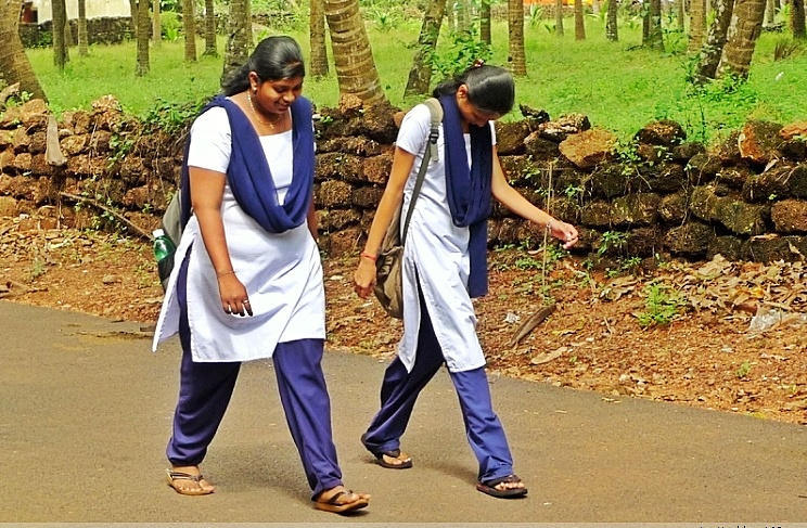 葡萄牙人在果阿做了两件大事:建了亚洲最大教